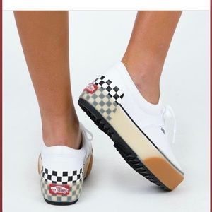 ISO POST!!!! I’m looking for a pair of these Vans in womens size 8 :)